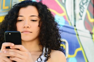 güzel genç kadın sokakta smartphone ileti gönderme.