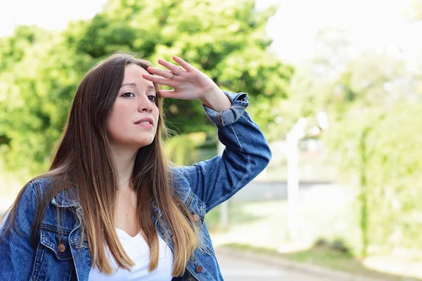 Portrait Young Hispanic Woman Looking Far Hand Her Forehead Summer — Stock Photo, Image