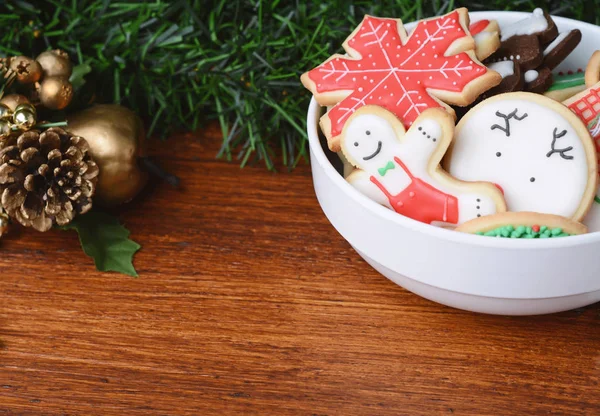 Biscoitos Natal Coloridos Uma Tigela Com Decoração Festiva Mesa Madeira — Fotografia de Stock