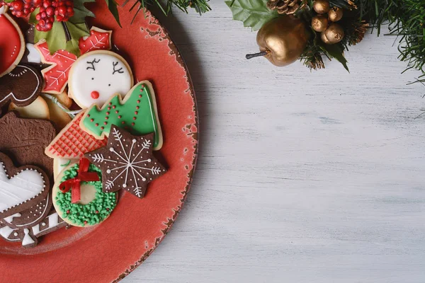 Placa Com Biscoitos Natal Coloridos Com Decoração Festiva Mesa Madeira — Fotografia de Stock