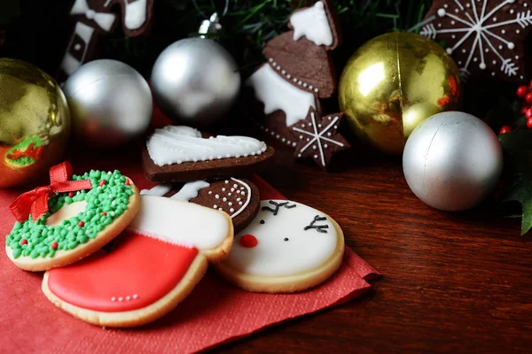 Close Vista Cookies Coloridos Natal Com Decoração Festiva Mesa Madeira — Fotografia de Stock