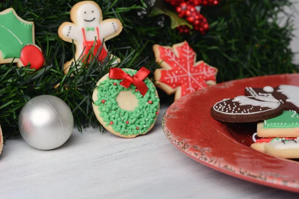 Πλάκα Πολύχρωμα Χριστουγεννιάτικα Μπισκότα Ξύλινο Τραπέζι Χριστουγεννιάτικες Διακοπές Έννοια — Φωτογραφία Αρχείου
