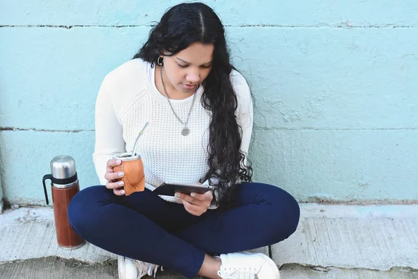 Retrato Una Joven Latina Bebiendo Tradicional Argentino Yerba Mate Con —  Fotos de Stock