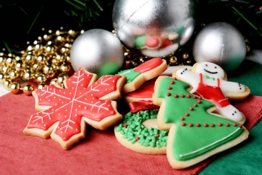 Renkli Noel kurabiyeleri ahşap masa üzerinde şenlikli dekorasyonu ile görünümünü kapatın. xmas tatil kavramı.
