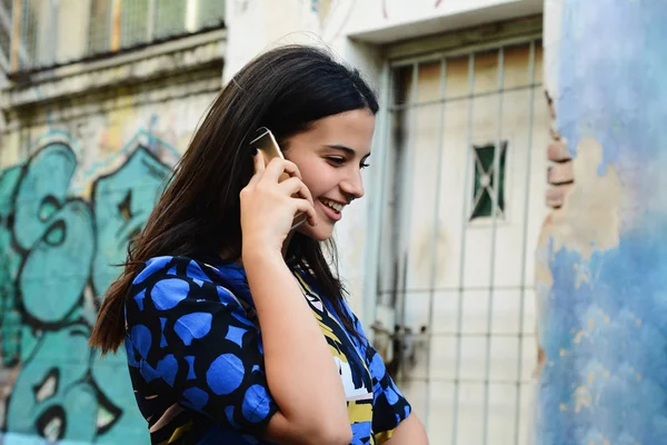 Портрет Молодой Латинской Женщины Разговаривающей Мобильному Телефону Открытом Воздухе — стоковое фото