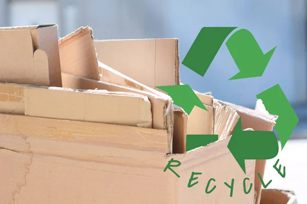 Kilka Kartonów Naciskiem Recyklingu Tekst Zewnątrz Koncepcja Ochrony Środowiska — Zdjęcie stockowe