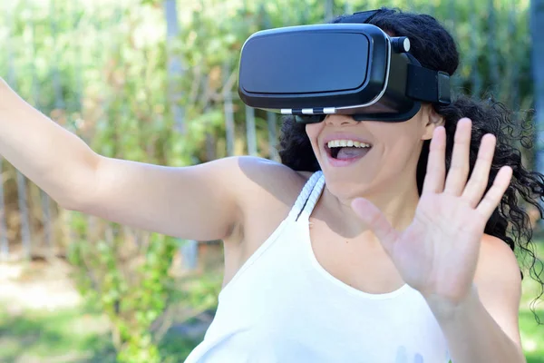 Jeune Femme Latine Testant Des Lunettes Extérieur Dans Parc Casque — Photo