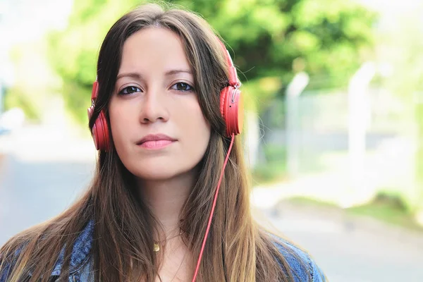 Jovem Mulher Bonita Ouvindo Música Livre — Fotografia de Stock