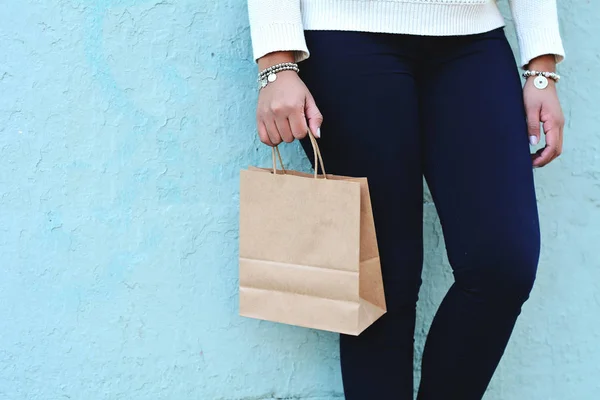 女性手拿着购物袋在户外 女人在购物 消费主义与生活方式概念 — 图库照片