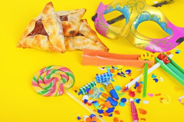 Karnaval maskesi Purim arka plan görünümünü top, kostüm ve hamantaschen tanımlama bilgileri parti. Purim kutlama kavramı