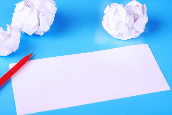 Пустая бумага с мятыми бумажными шариками на светлом фоне. Принято. Концепция мозгового штурма
