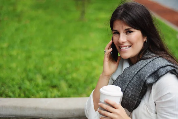 Porträt Einer Jungen Lateinerin Mit Ihrem Handy Und Einer Tasse — Stockfoto