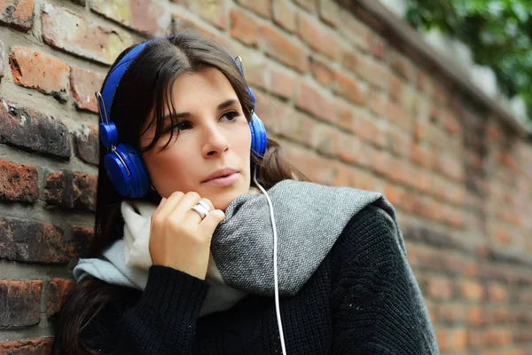 Retrato Mulher Latina Jovem Com Fones Ouvido Azuis Contra Uma — Fotografia de Stock