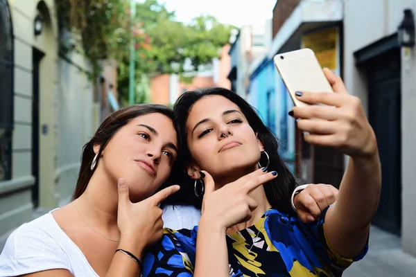Dos Hermosas Mujeres Jóvenes Haciendo Selfie Muecas Conceptos Estilo Vida —  Fotos de Stock