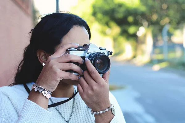 Eğleniyor Genç Kadın Portresi Retro Film Kamerası Ile Fotoğraf Çekmek — Stok fotoğraf