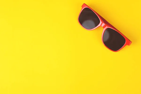 Modische Sonnenbrillen Und Muscheln Mit Copyspace Auf Gelbem Hintergrund Sommerferienkonzept — Stockfoto
