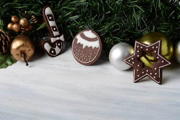 Visão Perto Biscoitos Natal Que Suspendem Abaixo Abeto Ramos Festivo — Fotografia de Stock