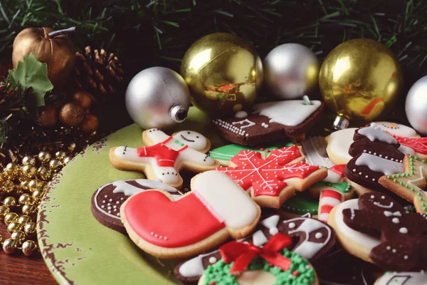 Prato Com Biscoitos Natal Coloridos Mesa Madeira Xmas Feriado Conceito — Fotografia de Stock