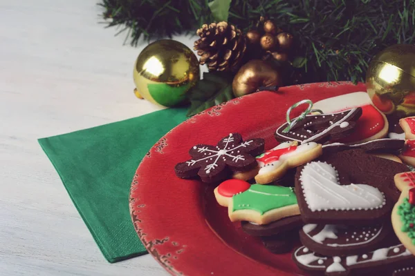 Πλάκα Πολύχρωμα Χριστουγεννιάτικα Μπισκότα Ξύλινο Τραπέζι Χριστουγεννιάτικες Διακοπές Έννοια — Φωτογραφία Αρχείου