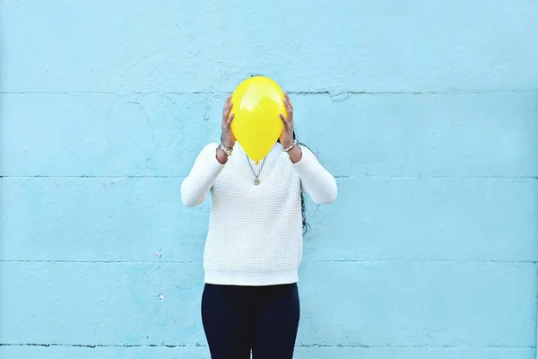 Młoda Kobieta Balonem Obejmujące Głowę Ulicy — Zdjęcie stockowe