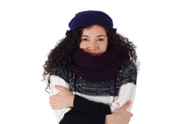 Kış, sıcak giysiler giyen dondurucu bir kadın portresi. beyaz bir arka plan üzerinde izole.