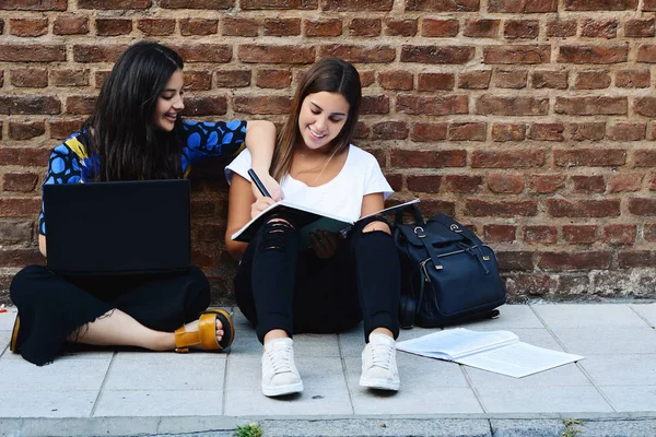 Две Студентки Готовятся Экзаменам Рабочей Тетрадью Ноутбуком Городском Фоне Концепция — стоковое фото