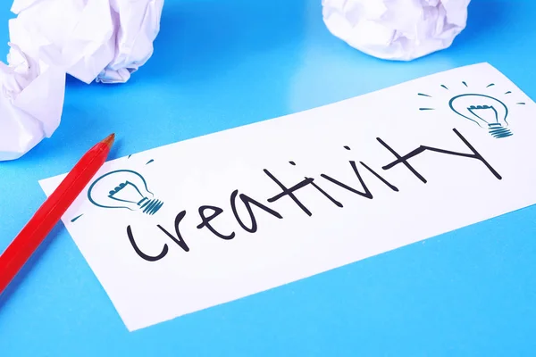 創造力 の本文と明るい青背景紙を丸めてボール紙 ブレーンストーミングのコンセプト — ストック写真