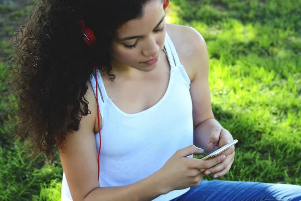 Belas Mulheres Jovens Enviando Mensagem Com Smartphone — Fotografia de Stock