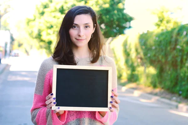 Jovem Mulher Bonita Segurando Quadro Vazio Livre — Fotografia de Stock