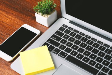 Bilgisayar ve sarf malzemeleri ile ofis resepsiyon masası. İş kavramı