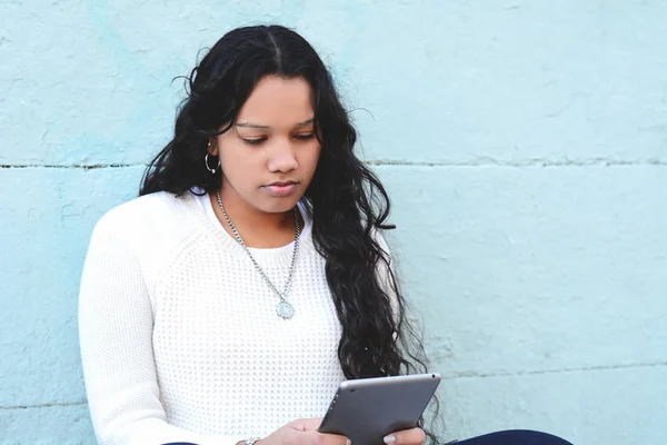 Joven Hermosa Mujer Usando Tableta Aire Libre Escena Urbana —  Fotos de Stock