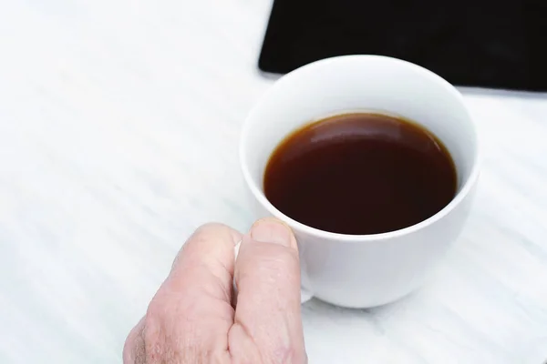 Großaufnahme Eines Älteren Mannes Mit Einer Tasse Kaffee Auf Einem — Stockfoto