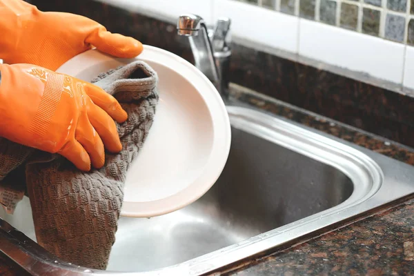 Крупный План Рук Резиновых Перчатках Моющих Посуду Губкой Концепция Домашнего — стоковое фото