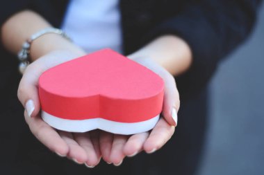 Kalp şeklinde hediye kutusu tutan eller atış kadar kapatın. Sevgililer günü, romantizm kavramı. 