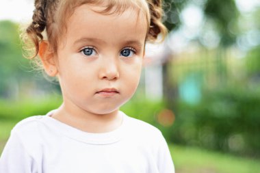 Şirin Bebek kız parkta portresi kapatın.