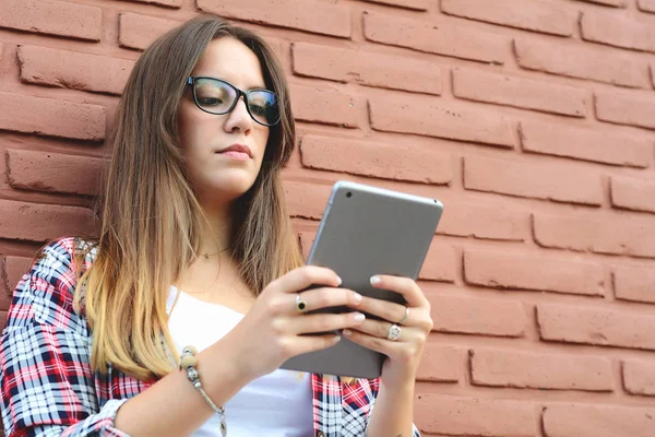 Retrato Una Joven Hermosa Mujer Usando Tableta Aire Libre Escena — Foto de Stock