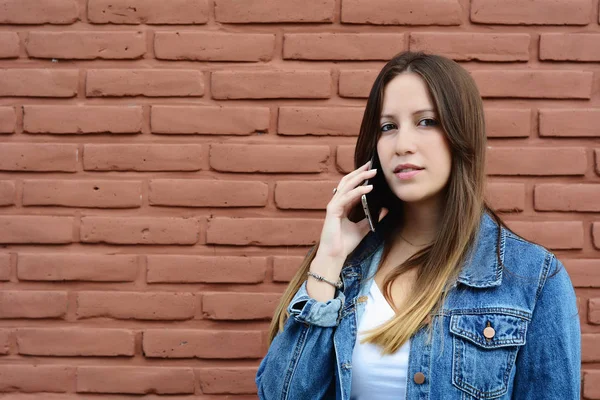 Genç Latin Kadın Cep Telefonu Üzerinde Söz Portresi Açık Havada — Stok fotoğraf
