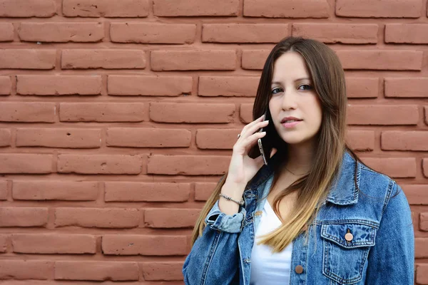 Retrato Uma Jovem Latina Falar Telemóvel Livre — Fotografia de Stock