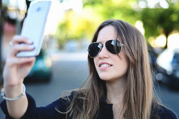 Portrait Young Beautiful Woman Taking Selfie Her Smartphone Outdoors — Stock Photo, Image