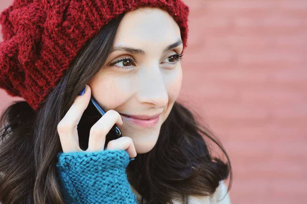 Porträt Einer Jungen Lateinischen Frau Die Auf Ihrem Handy Spricht — Stockfoto