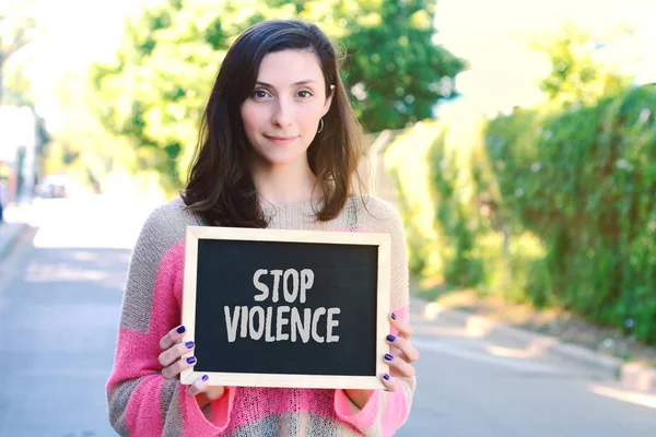 Mulher Bonita Jovem Segurando Quadro Com Texto Pare Violência Livre — Fotografia de Stock