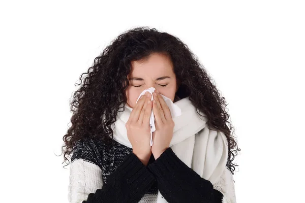 Jonge Vrouw Niezen Een Weefsel Winter Concept Geïsoleerde Witte Achtergrond — Stockfoto