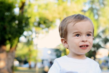 Sevimli bir yaşında bebek çocuk Park portresi