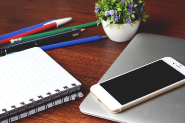 Ahşap masa üzerinde klavye ve telefon ile siyah ekran görünümünü kapatın. Teknoloji kavramı