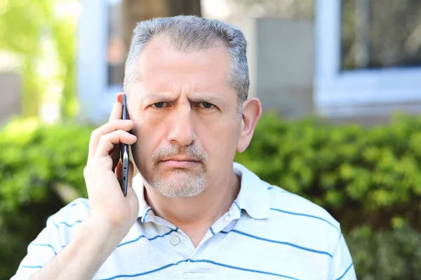 Angry Middle Age Man Talking Phone Park Outdoors Technology Concept — Stock Photo, Image