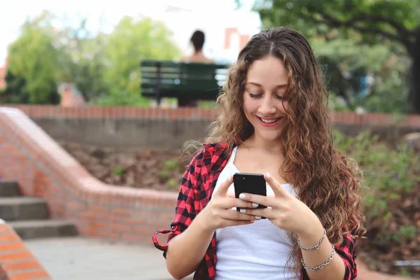 Hermosas Mujeres Jóvenes Enviando Mensaje Con Teléfono Inteligente Calle —  Fotos de Stock