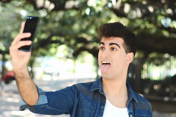 Joven Latino Tomando Una Selfie Concepto Tecnológico —  Fotos de Stock
