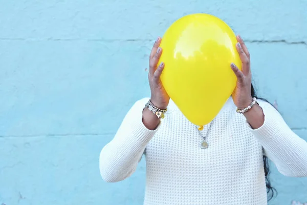 Onun Kafasını Sokağa Kapsayan Bir Balon Ile Genç Kadın — Stok fotoğraf