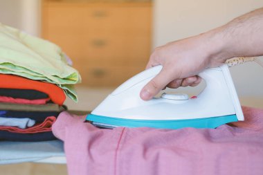 Ütü Masası deste ütülü gömlek ile kırmızı forması Ütü adam görünümünü kapatın. Ev kavramı