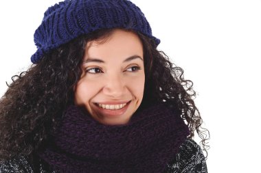 Kış, sıcak giysiler giyen bir kadın portresi. beyaz bir arka plan üzerinde izole.